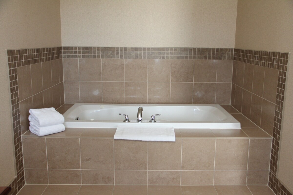 Studio suite, 1 kingsize bed met slaapbank, bubbelbad (Full Kitchen) | Een bureau, een laptopwerkplek, verduisterende gordijnen