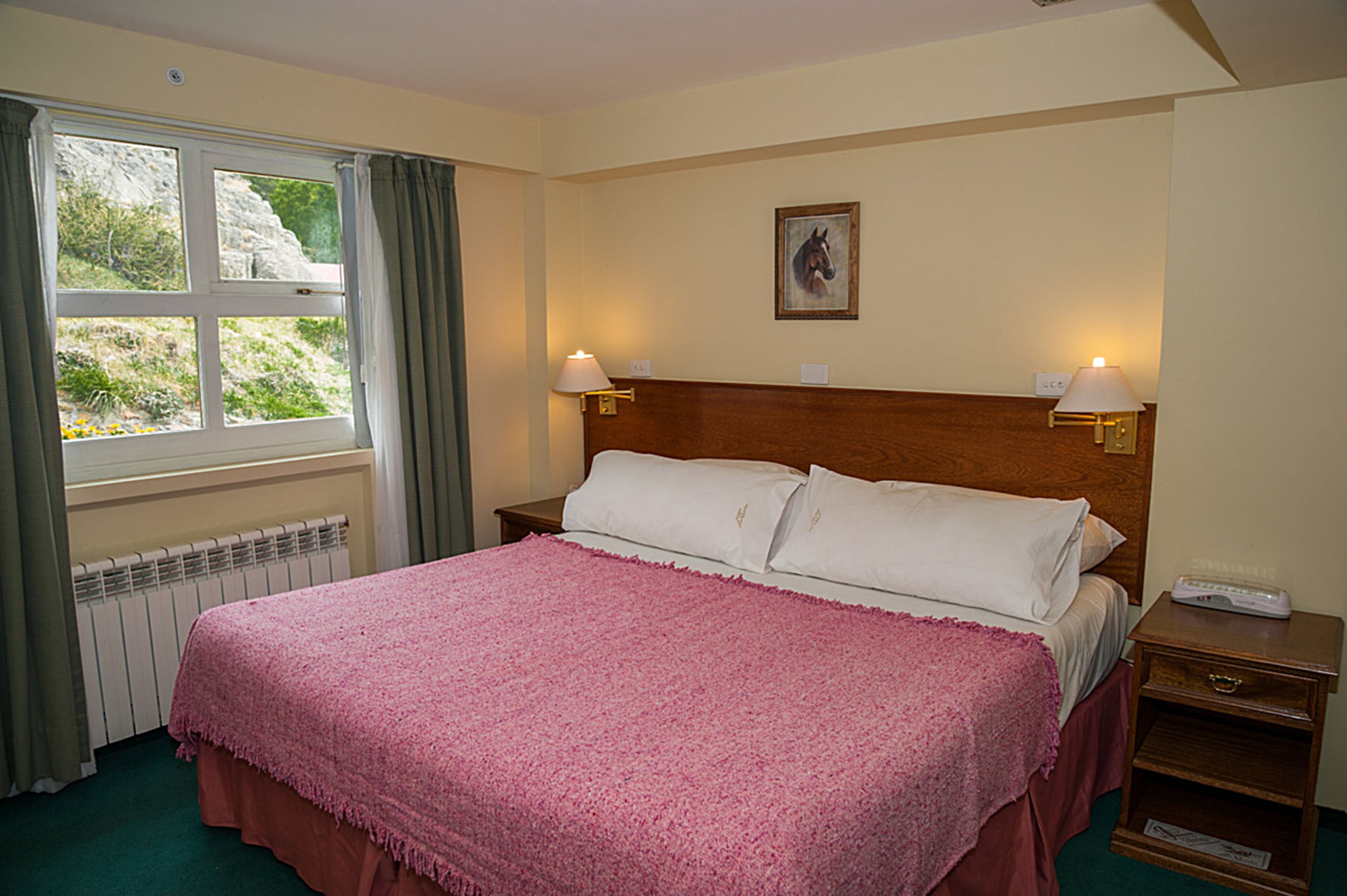 Sengetøy av topp kvalitet, minibar og safe på rommet