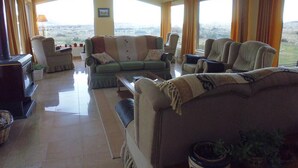 Lobby sitting area - Estancia La Quinta (El Chalten)
