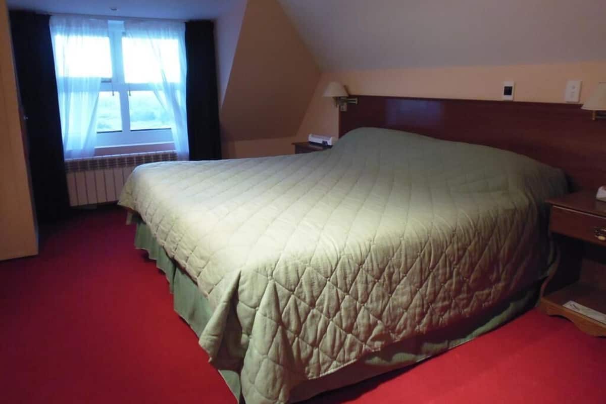 Ropa de cama de alta calidad, minibar, caja fuerte y escritorio