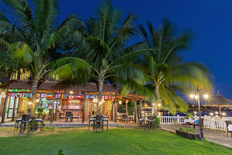 Pool views, serves lunch, dinner, and happy hour