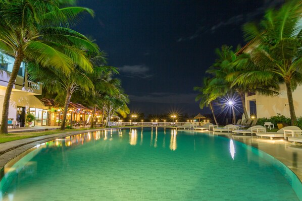 Outdoor pool, pool umbrellas, sun loungers - River Beach Resort and Residences (Da Nang)