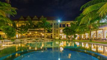 Outdoor pool, pool umbrellas, sun loungers