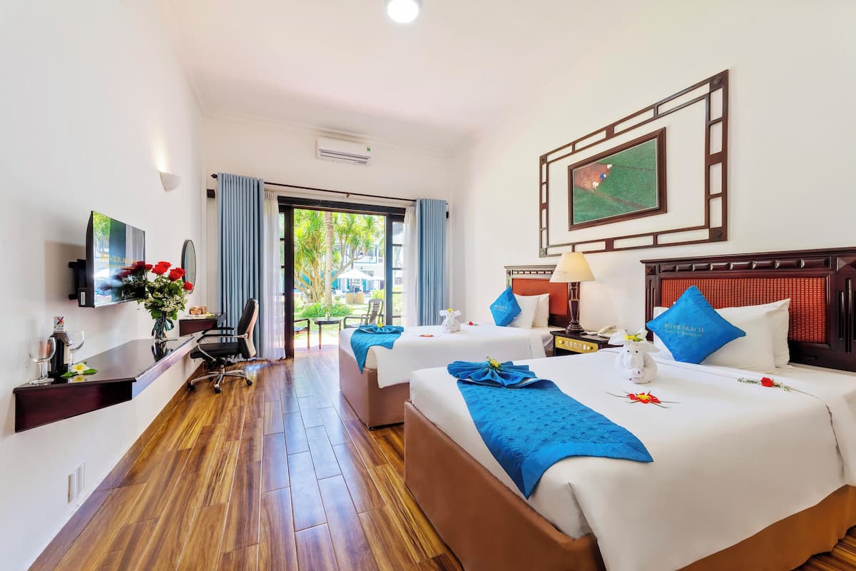 Deluxe Twin Room, Garden View | 1 bedroom, minibar, in-room safe, desk