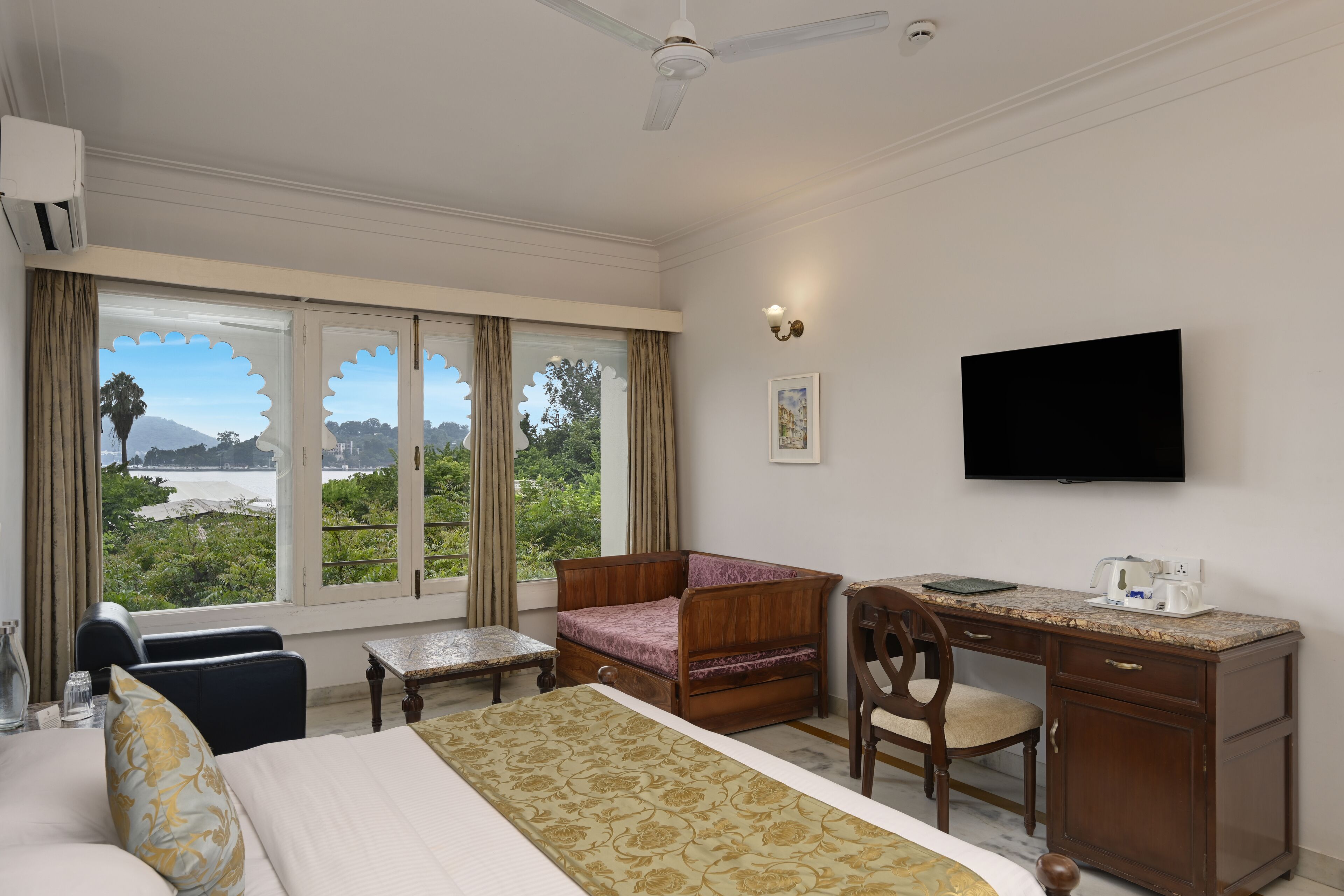 Escritorio, tabla de planchar con plancha y camas plegables/adicionales 