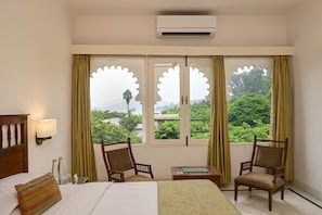 Deluxe Room, Lake View | Desk, iron/ironing board, rollaway beds, free WiFi