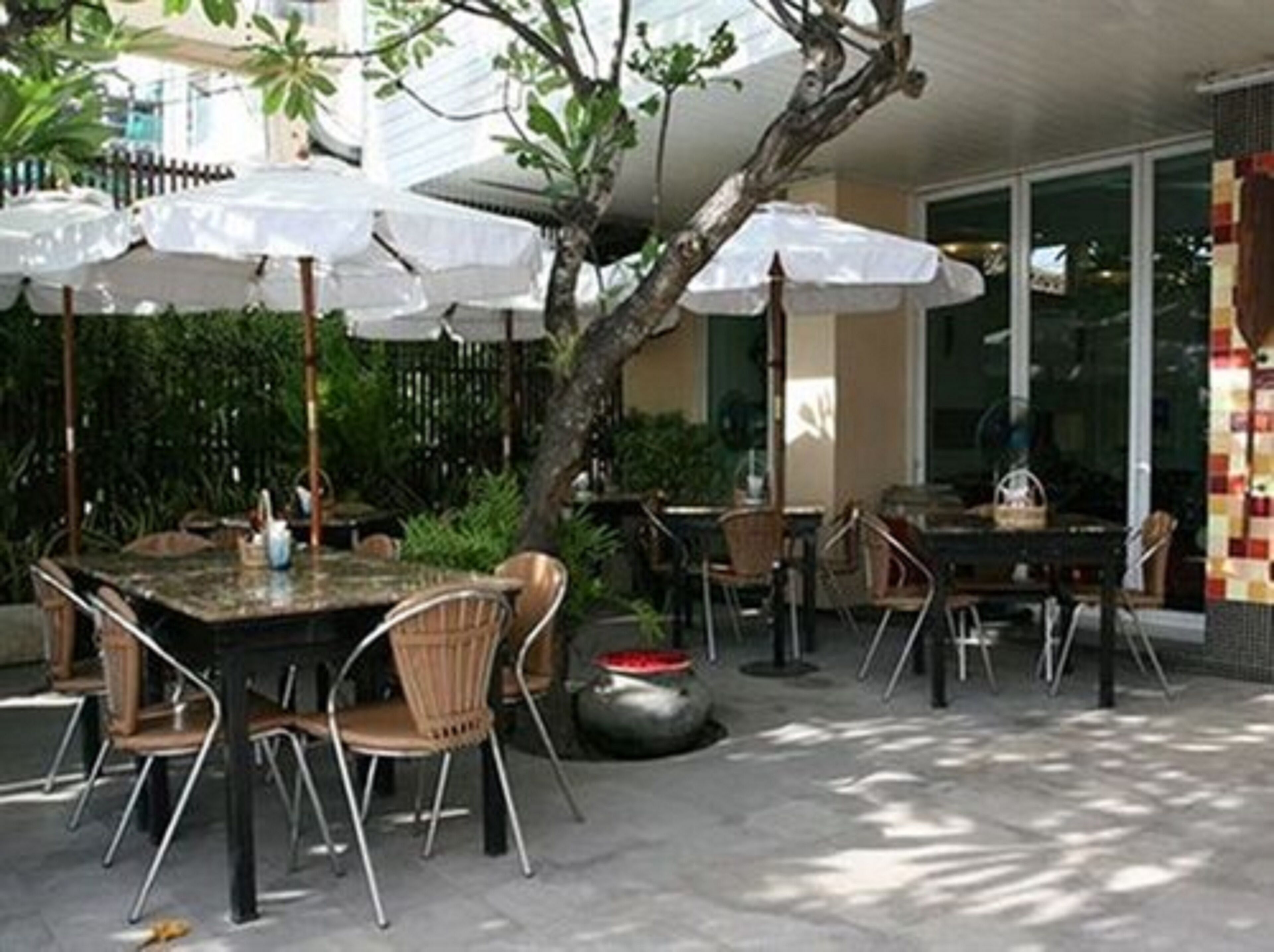 daily cooked-to-order breakfast (thb 200 per person)