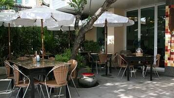 Svédasztalos reggeli mindennap (fejenként THB 200 áron)