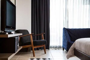 Estudio | Minibar, caja fuerte, escritorio y cortinas opacas