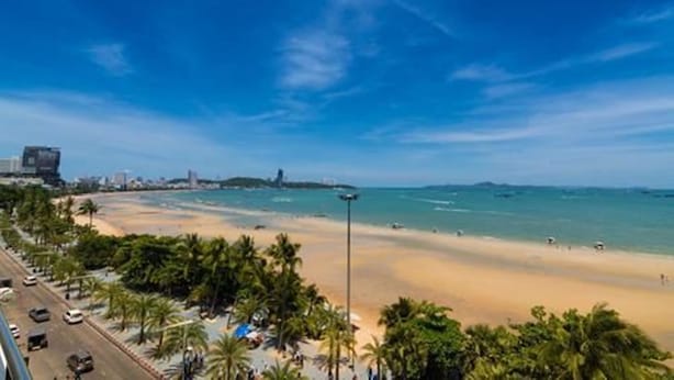 บนชายหาด
