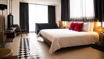 Studio | Minibar, in-room safe, desk, blackout drapes