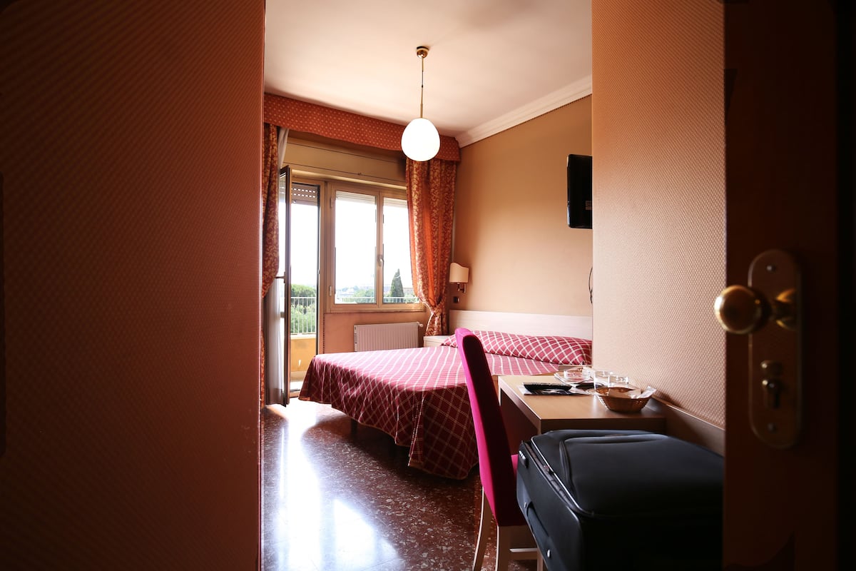Superior tweepersoonskamer, balkon | Een kluis op de kamer, een bureau, extra bedden, gratis wifi