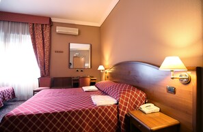 Cofres nos quartos, escrivaninha, camas extras/dobráveis