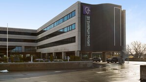 Un edificio moderno con un cartel que dice 'St. Swithun Hotel'.