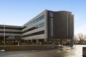 Un edificio moderno con un cartel que dice 'St. Swithun Hotel'.