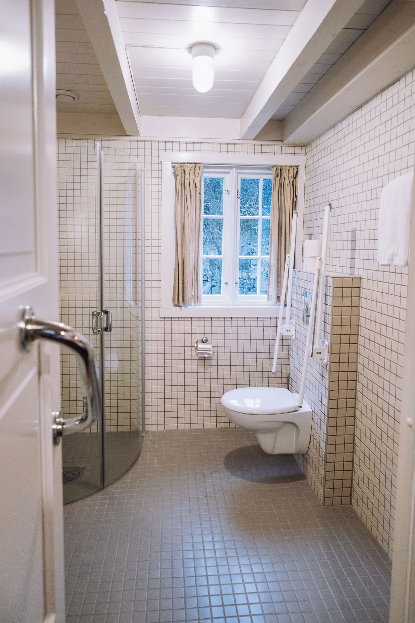 standard double or twin room | bathroom | shower, free toiletries, hair dryer, towels