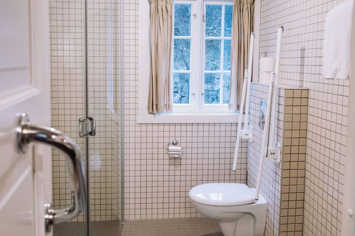 standard double or twin room | bathroom | shower, free toiletries, hair dryer, towels