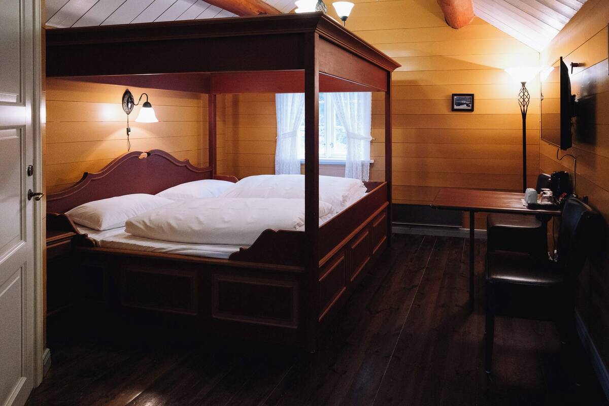 superior double room, 1 double bed | 1 bedroom, desk, laptop workspace, iron/ironing board