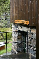 A wooden sign with "ELISABETH GURINA 10" indicating a room number.