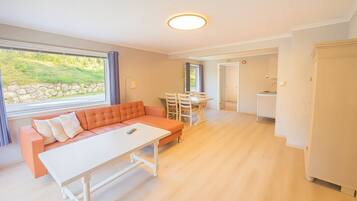 Familieleilighet, 3 soverom | Oppholdsområde | TV