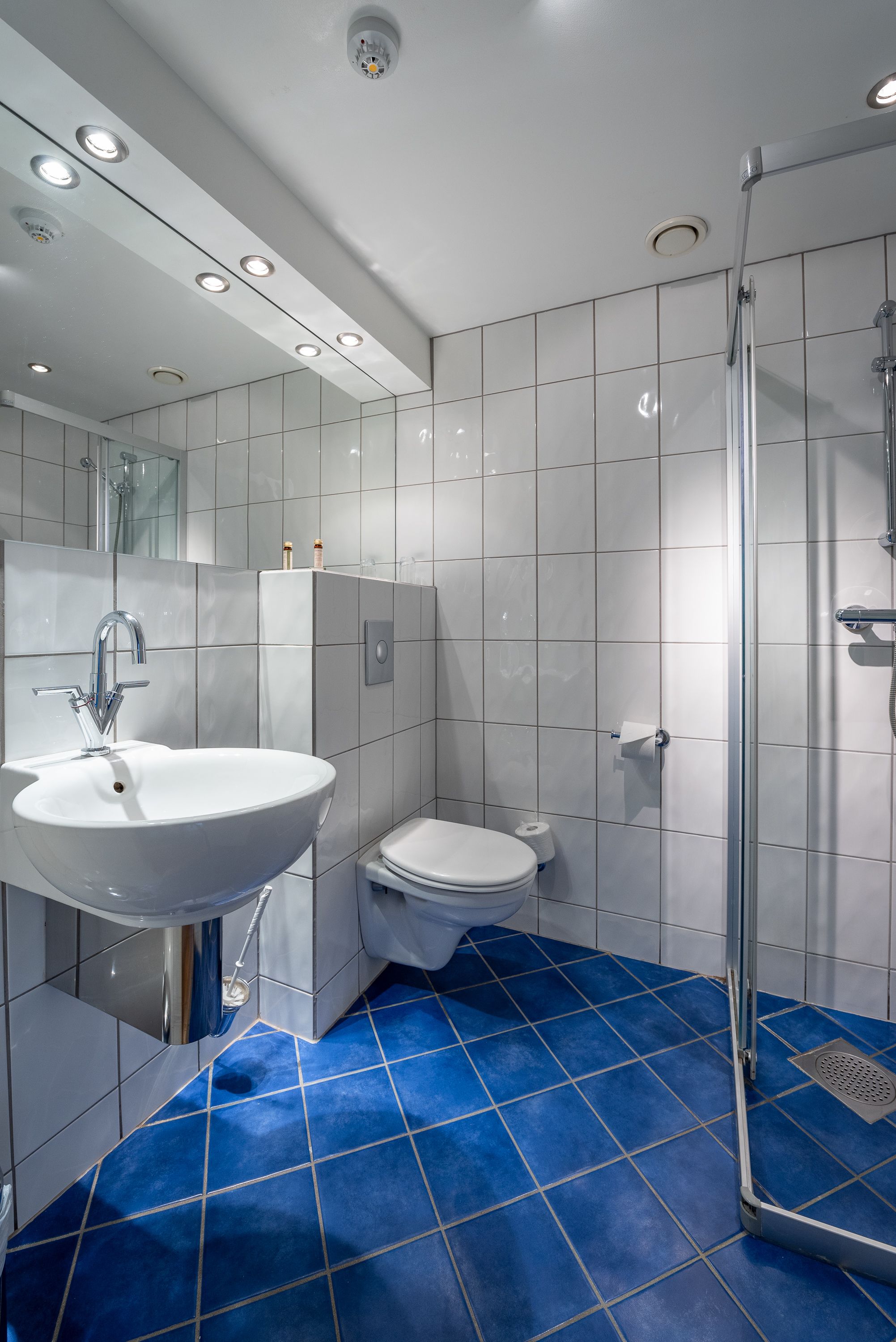 single room | bathroom | free toiletries, hair dryer, towels