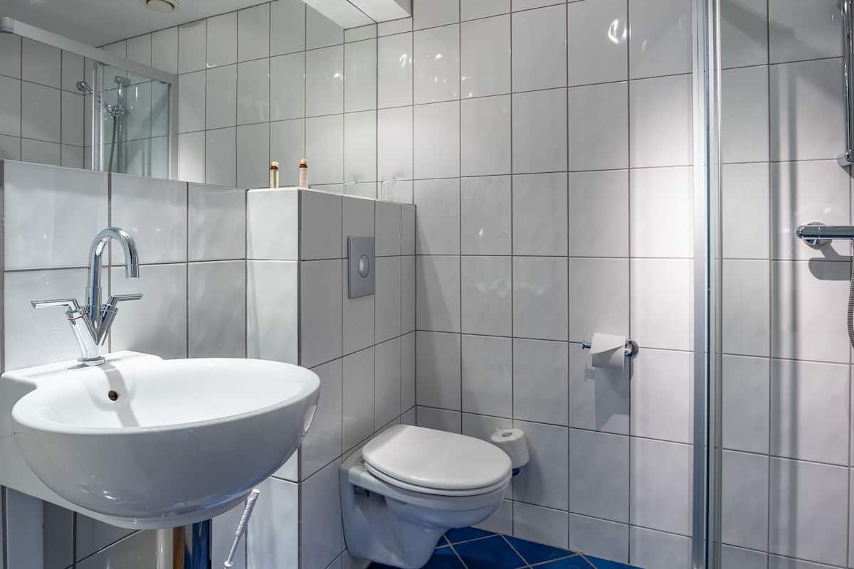 single room | bathroom | free toiletries, hair dryer, towels