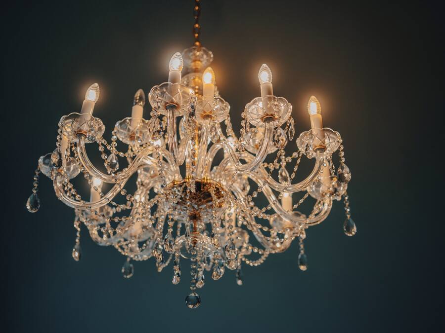 Un candelabro con múltiples brazos y detalles de cristal.