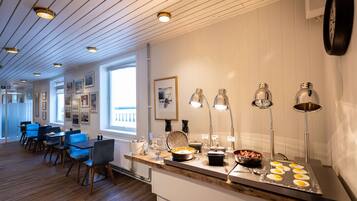 Daily buffet breakfast (NOK 200 per person)