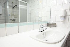 Een douche, een haardroger, vloerverwarming, handdoeken