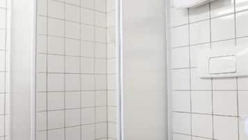 Un bagno con doccia vetrata, un WC e un porta asciugamani.