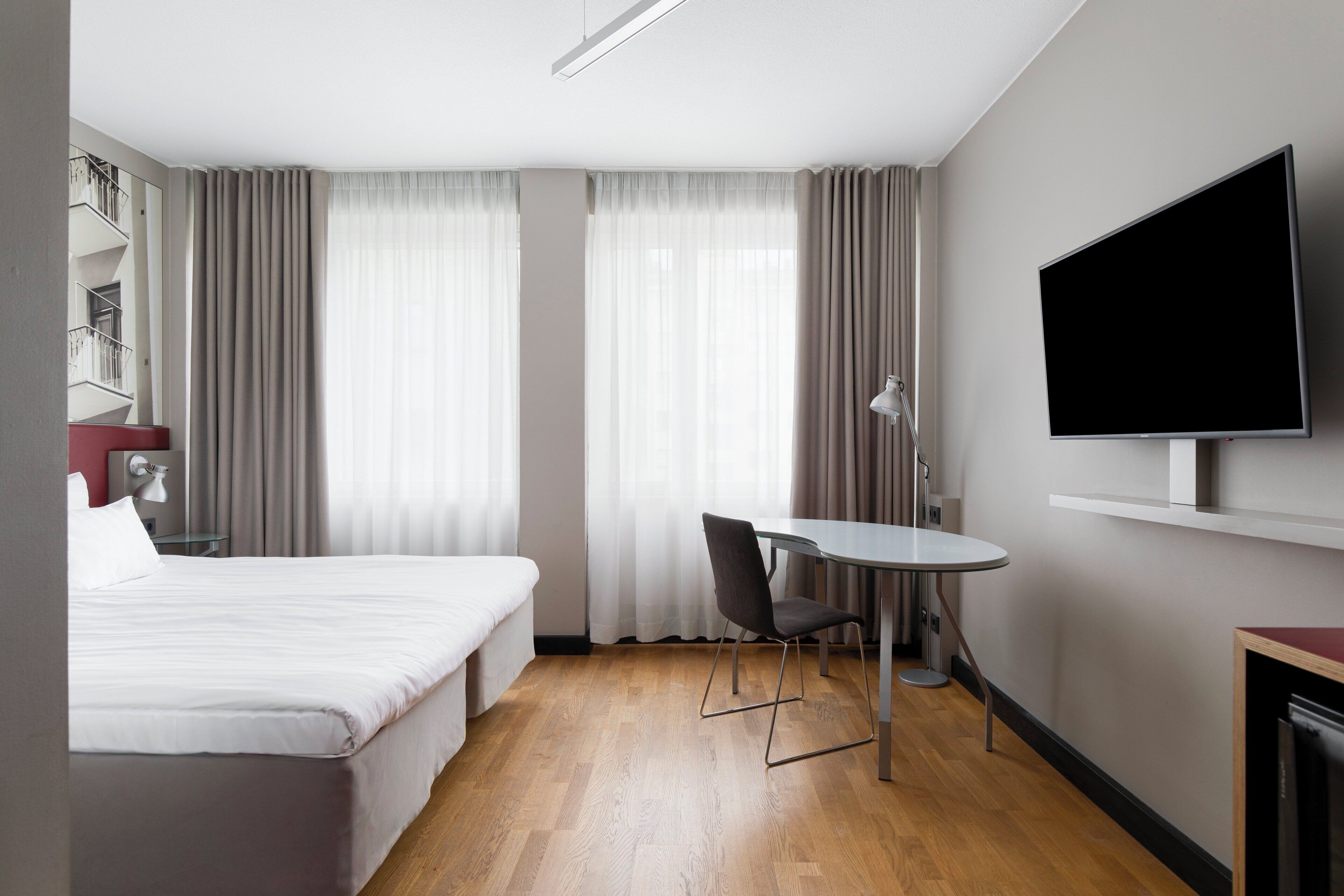 standard room, 1 queen bed | in-room safe, desk, blackout curtains, soundproofing