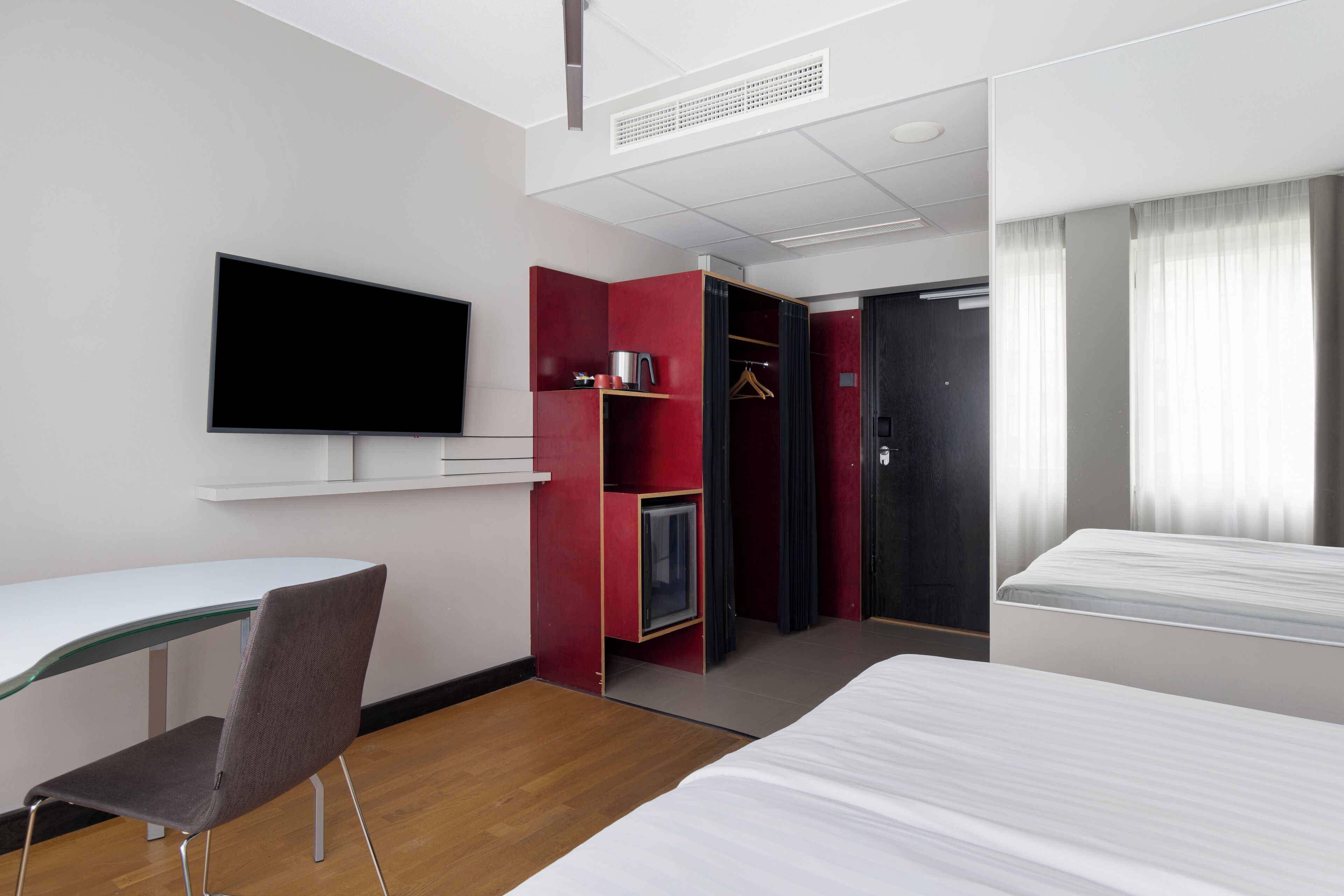 standard room, 1 queen bed | in-room safe, desk, blackout curtains, soundproofing