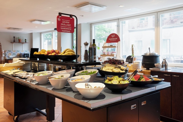 Free daily buffet breakfast