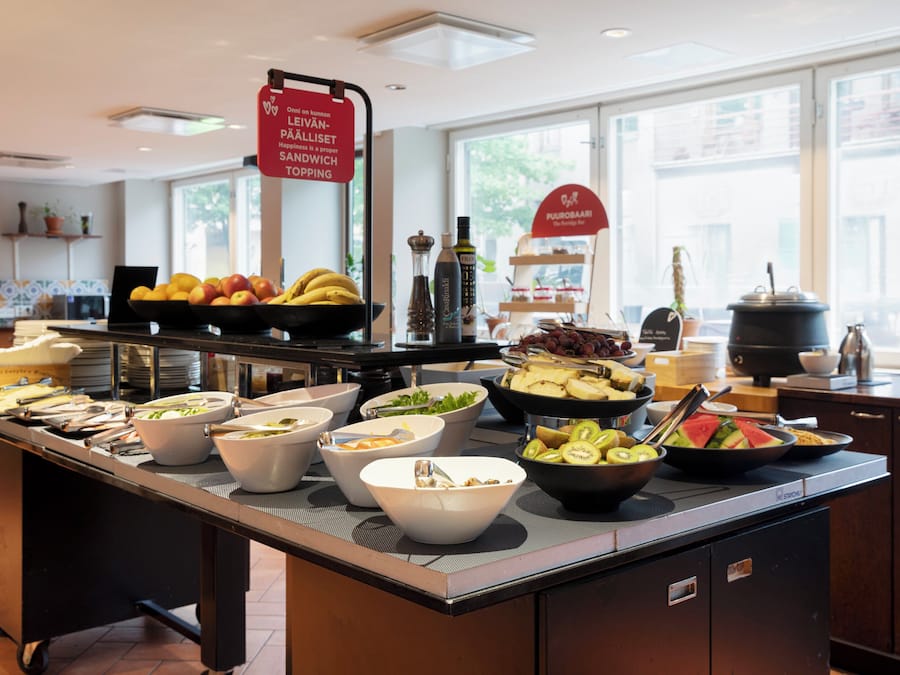 Café da manhã com buffet grátis todos os dias