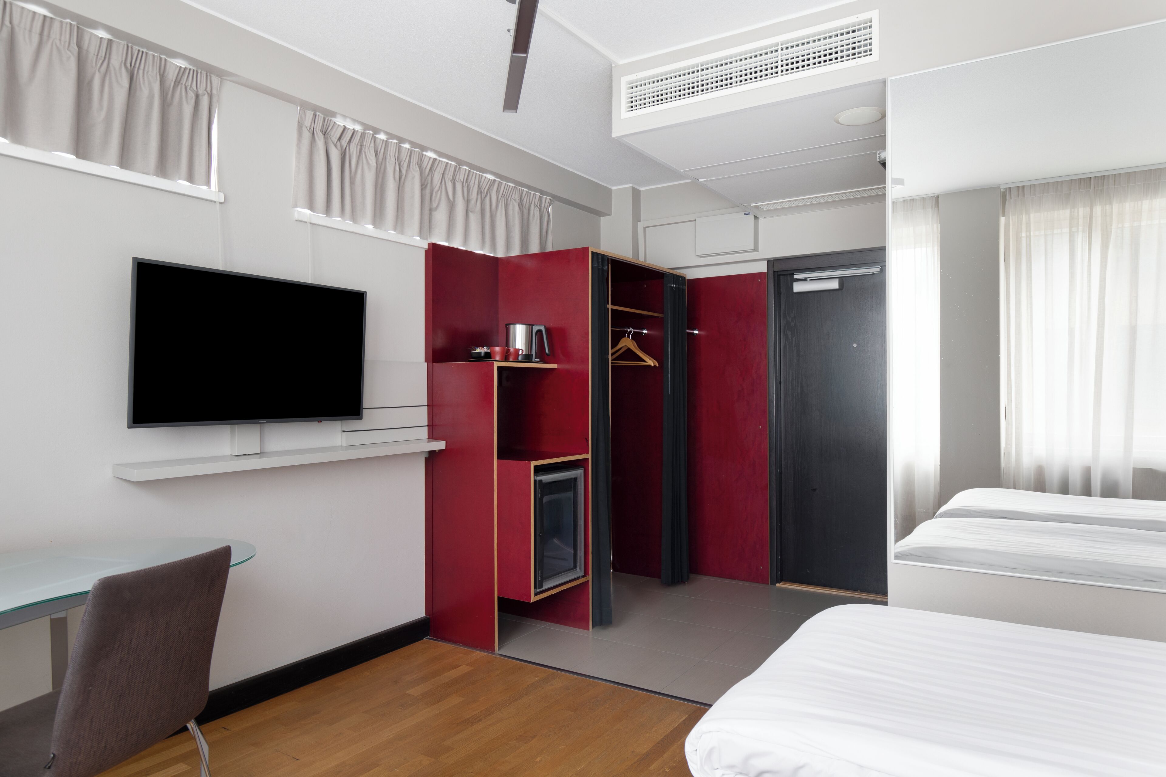 standard twin room | in-room safe, desk, blackout curtains, soundproofing