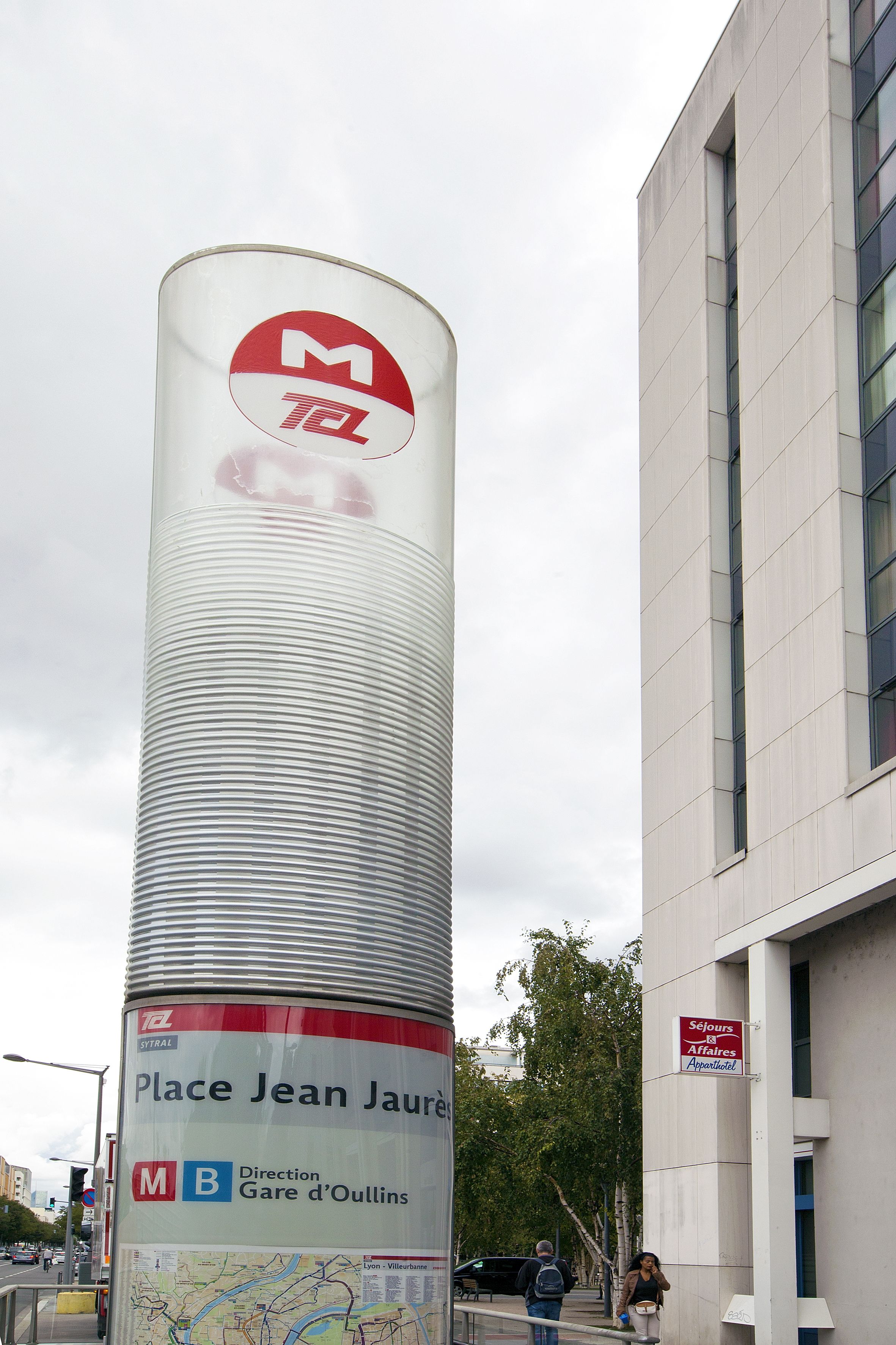 Un anuncio alto y cilíndrico para MBD 10L Place Jean Jauré.