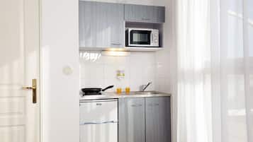Refrigerador, microondas, utensilios de cocina