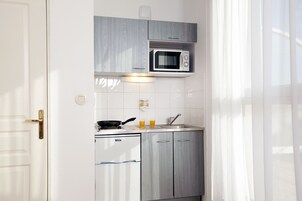 Réfrigérateur, micro-ondes, batterie de cuisine, vaisselle et ustensiles