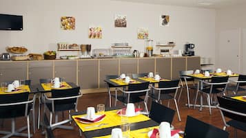 Desayuno buffet diario (EUR 10 por persona)