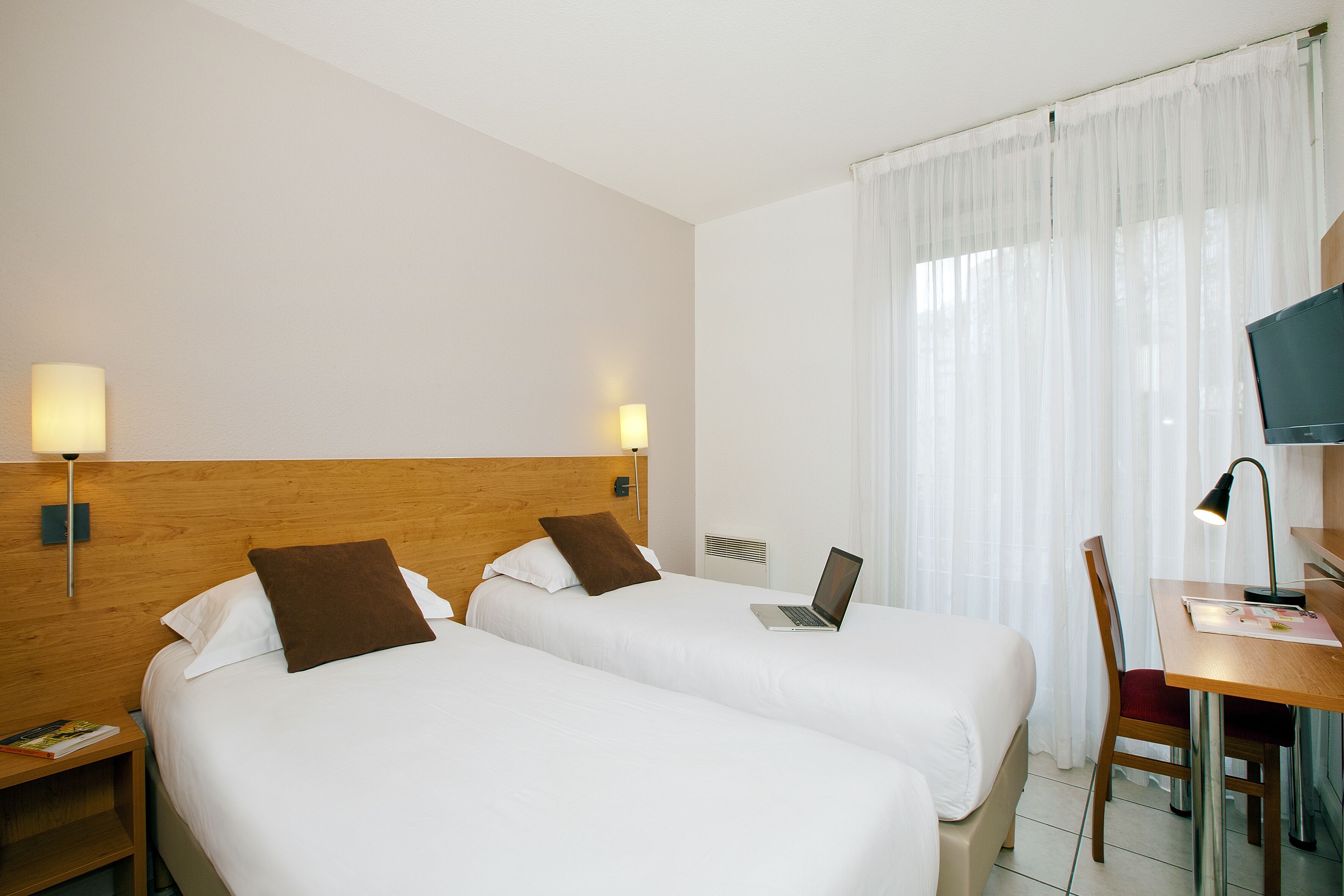 Studio | Skrivebord, lydisolert, strykejern/-brett og barnesenger (inkludert)