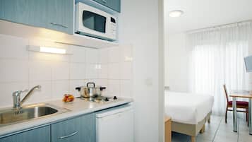 Refrigerador, microondas, placa de cocina, utensilios de cocina