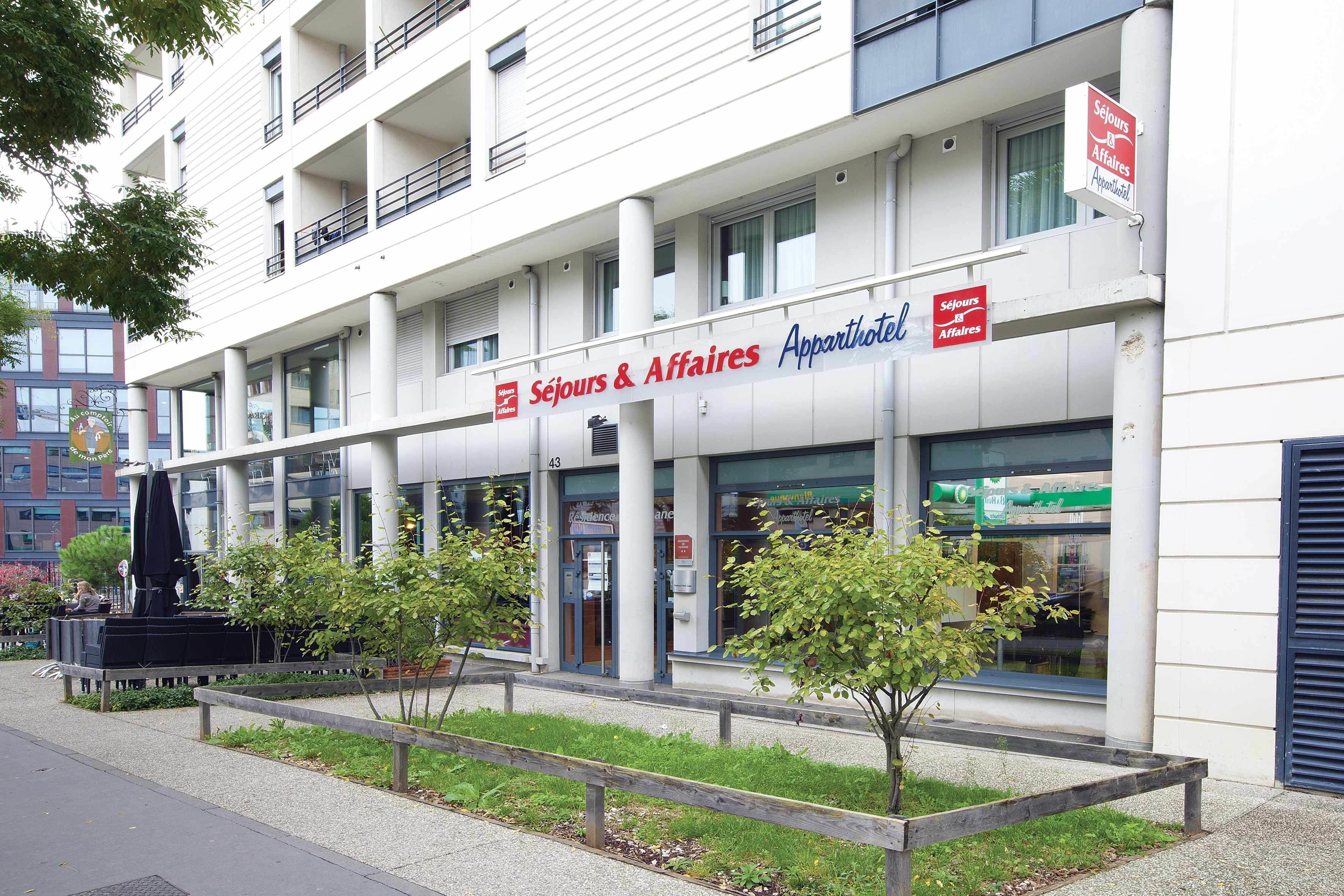 A building with a sign reading "Séjours & Affaires Appartements" indicating it houses both short-term stays and office apartments.
