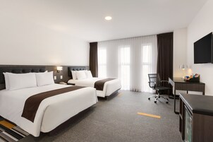 Ropa de cama de alta calidad, cubrecamas y minibar 