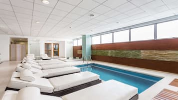 Indoor pool, sun loungers