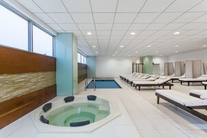 Indoor spa tub