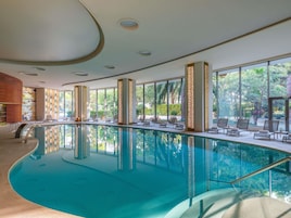 Una piscina techada, una piscina al aire libre de temporada