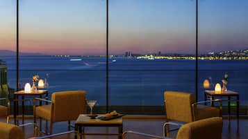 2 bars/lounges, rooftop bar, lobby lounge