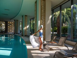 Piscina interna, piscina externa sazonal