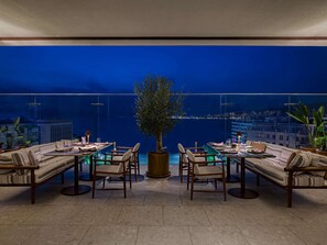 3 restaurantes, se sirven desayunos, comidas, cenas y cocina turca