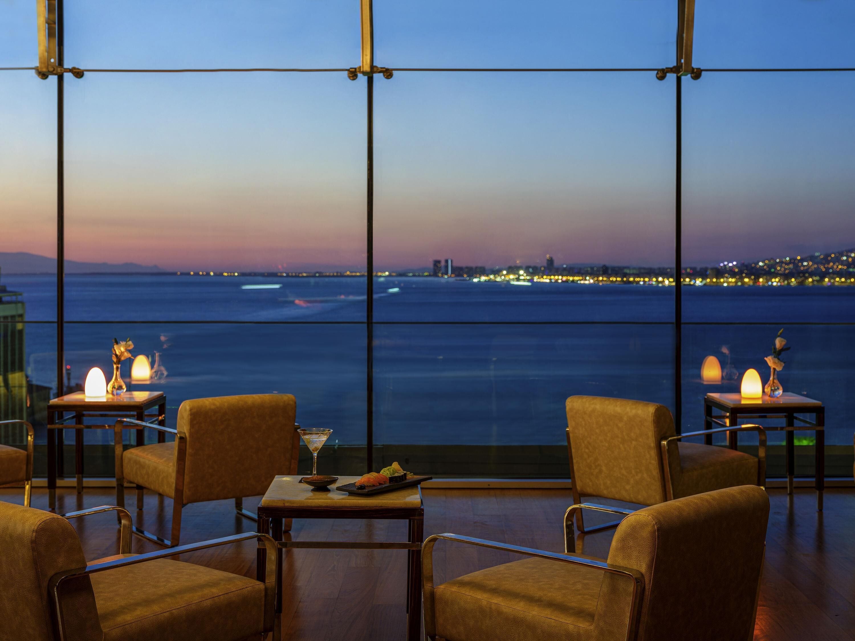 2 bars/lounges, rooftop bar, lobby lounge